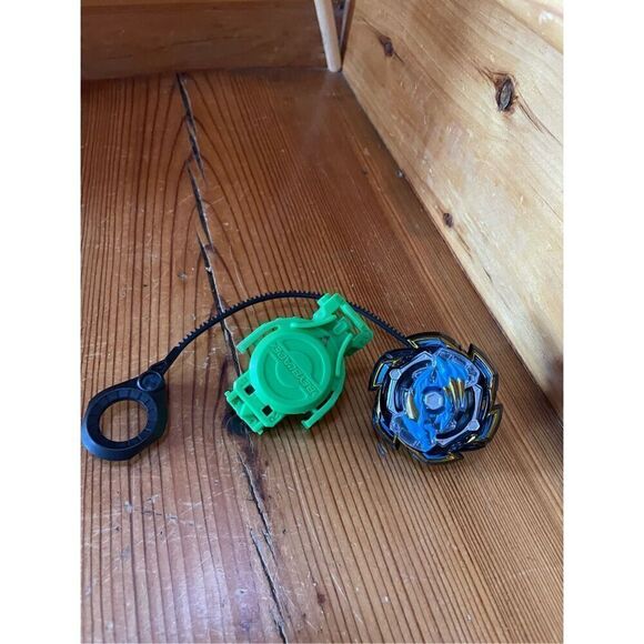 Beyblade Burst Rise Hasbro Rock Dragon D5 Takara Tomy and random launcher - Picture 1 of 3